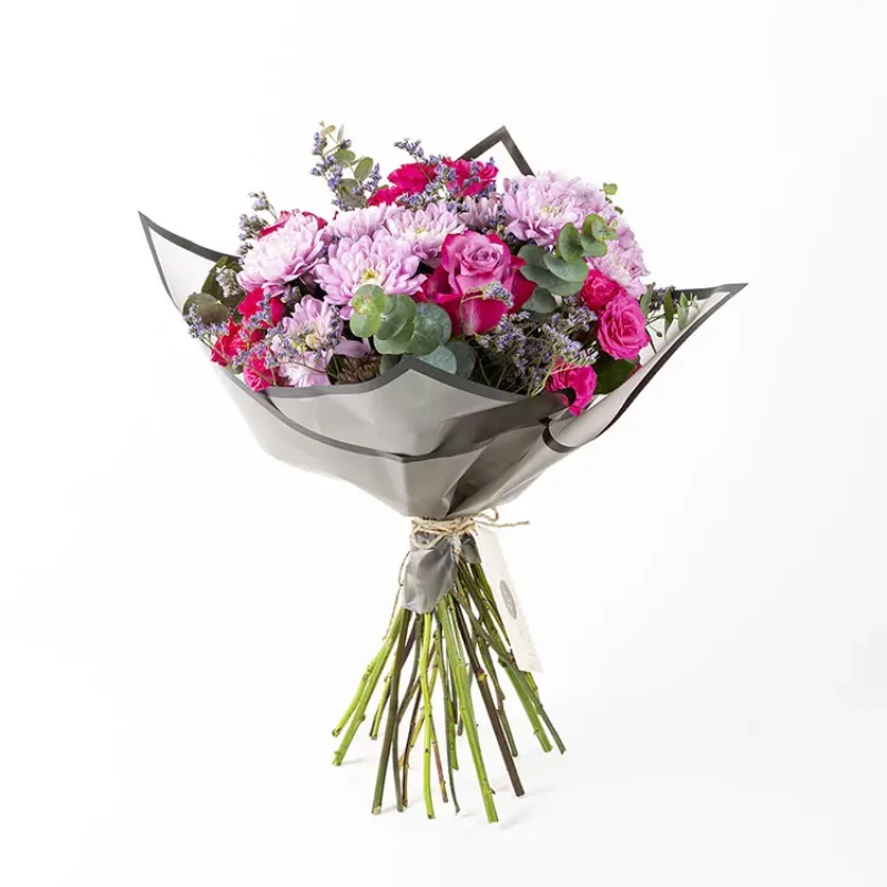 Siyah Biyeli Buket Kağıdında Renkli Gül Buketi