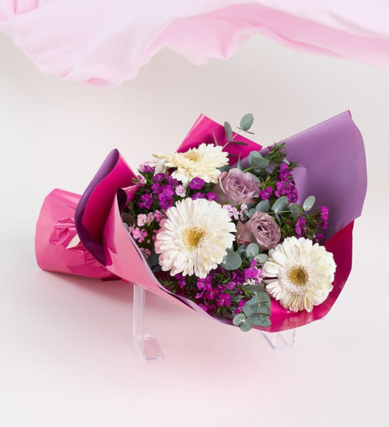 Lila Pembe Bukette Lila Güller ve Beyaz Gerberalar