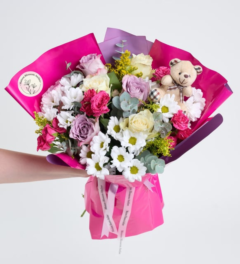 Pembe Bukette Renkli Güller ve Ayıcık Anahtarlık