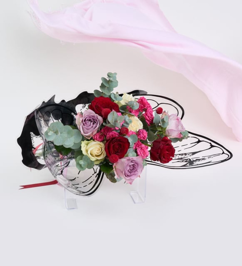 Kelebek Bukette Kırmızı, Lila ve Beyaz Güller