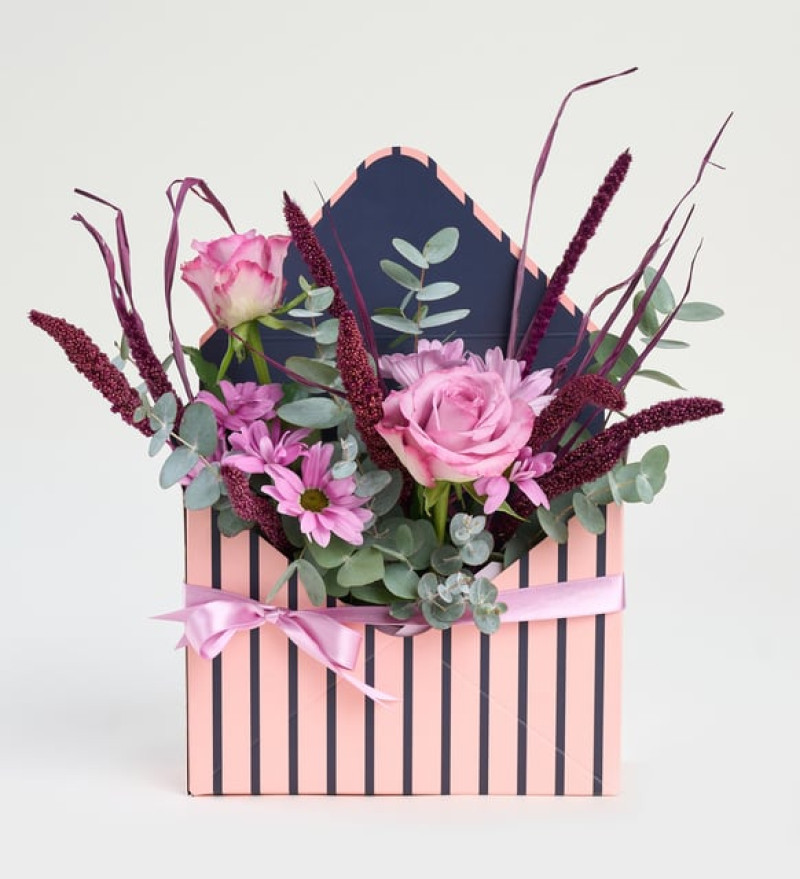 Mor Çizgili Zarfta Pembe Güller ve Papatyalar