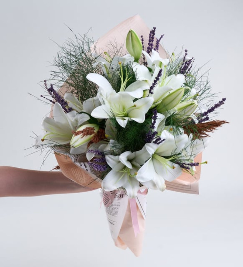 Pembe Beyaz Bukette 16’lı Beyaz Lilyum Aranjmanı