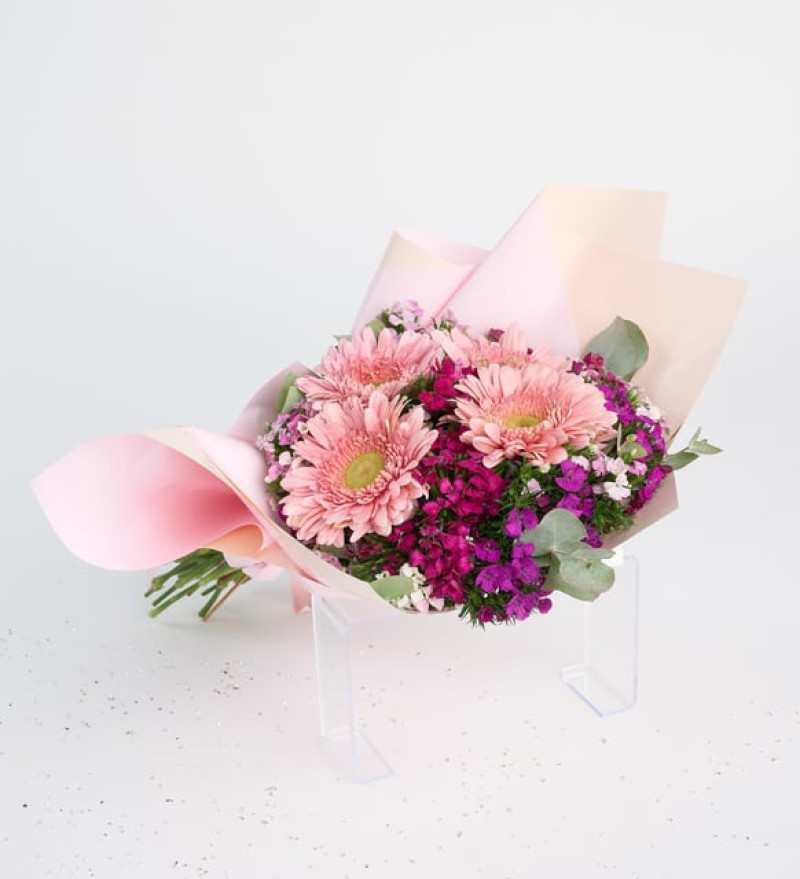 Lila Bukette Pembe Gerberalar ve Hüsnüyusuflar